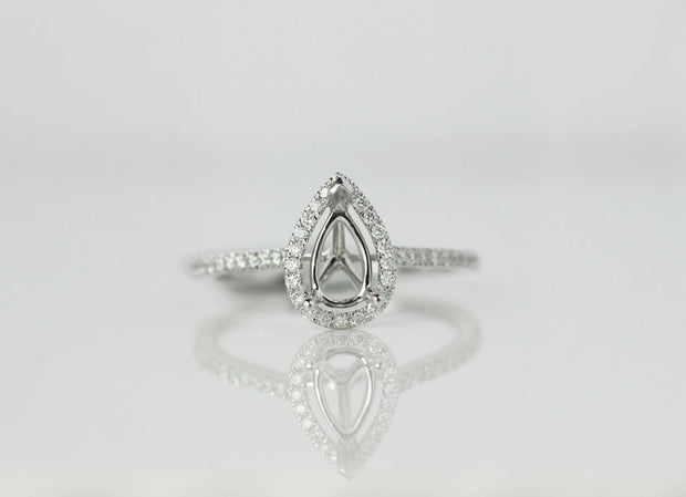 Solitaire pear shape diamond ring