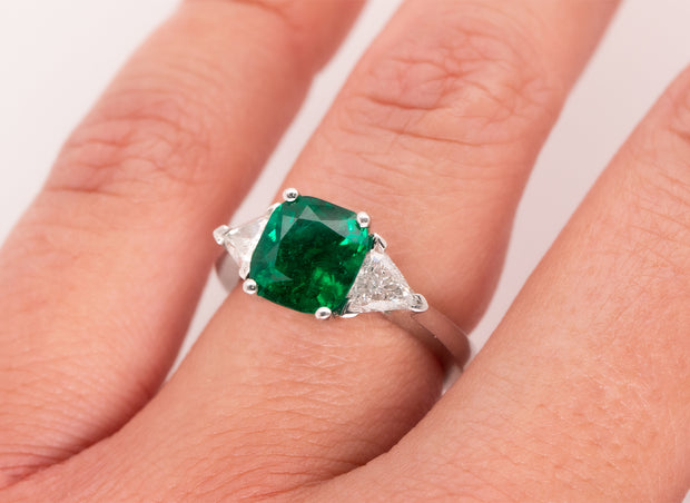 Emerald and Diamond Engagement Ring in White Gold | KLENOTA