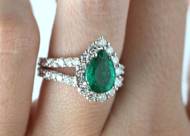 Pear Shape Emerald and Diamond Ring | 18K White Gold