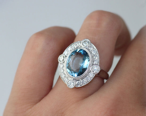 Oval Aquamarine and Diamond Ring | 18K White Gold