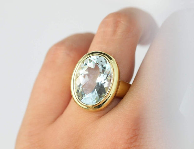 Oval Aquamarine Ring | 18K Yellow Gold